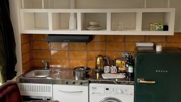 Geladeira, micro-ondas, cooktop, chaleira elétrica