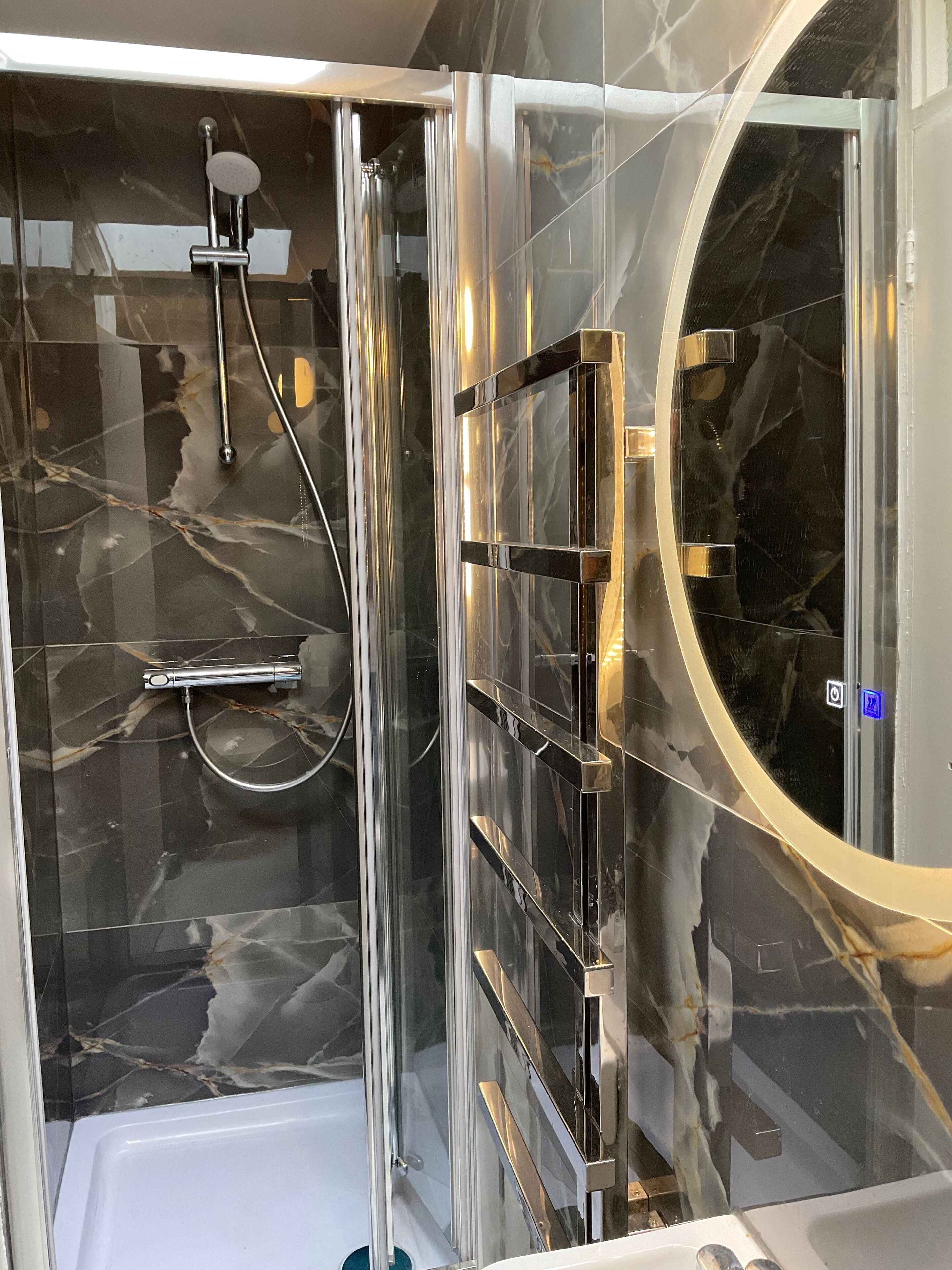 Een haardroger, handdoeken, zeep, shampoo