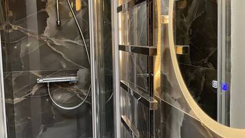 Haartrockner, Handtücher, Seife, Shampoo