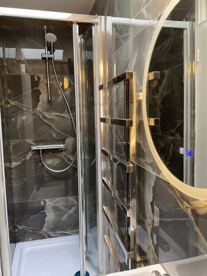 Hiustenkuivaaja, pyyhkeet, saippua, sampoo