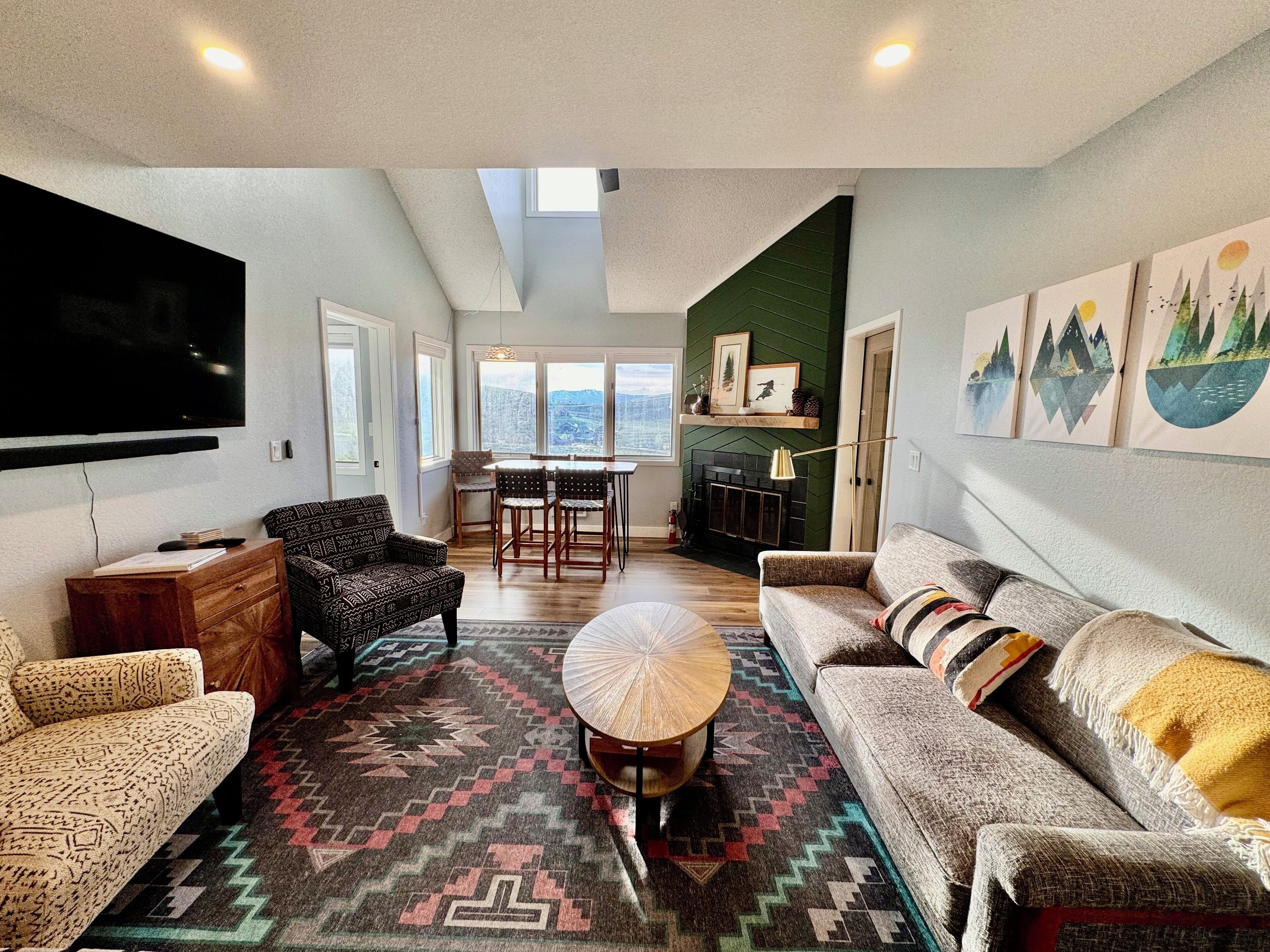 Cozy 3bed/2bath Rocky Mountain Getaway with Views! 