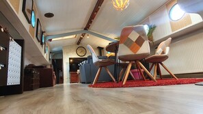 Smart TV, fireplace, video games, DVD player - Experience A Bord D'une Peniche Centenaire (Plombières-lès-Dijon)