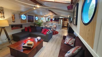 Smart-tv, een open haard, videospelletjes en een dvd-speler