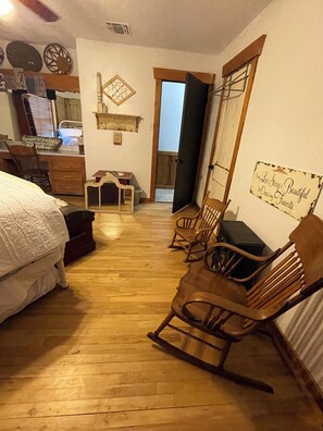 3 bedrooms, travel crib, WiFi, bed sheets - Amazing Grace Home on the River (Blanco)