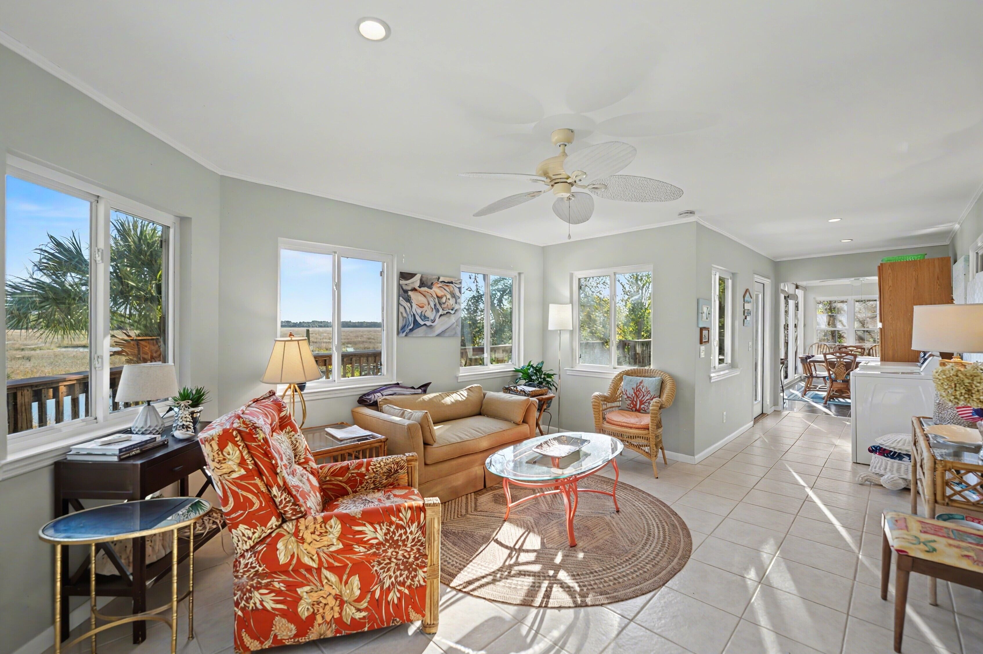 TV connectée, baby-foot, livres