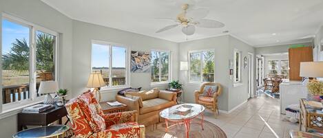 TV connectée, baby-foot, livres