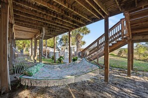 Property grounds - High Tides & Positive Vibes with an elevator,  pool and dock! (Beaufort)