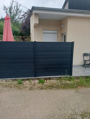 Property grounds - Petite Maisonnette Centre Ville Toute Équipée 2 Personnes Parking Terrasse (Dole)