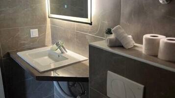 Dusche, Haartrockner, Toilettenpapier