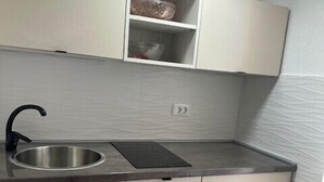 Cookware/dishes/utensils