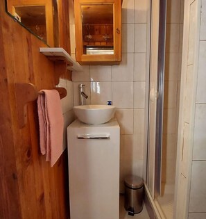 Een douche, een haardroger, handdoeken, zeep