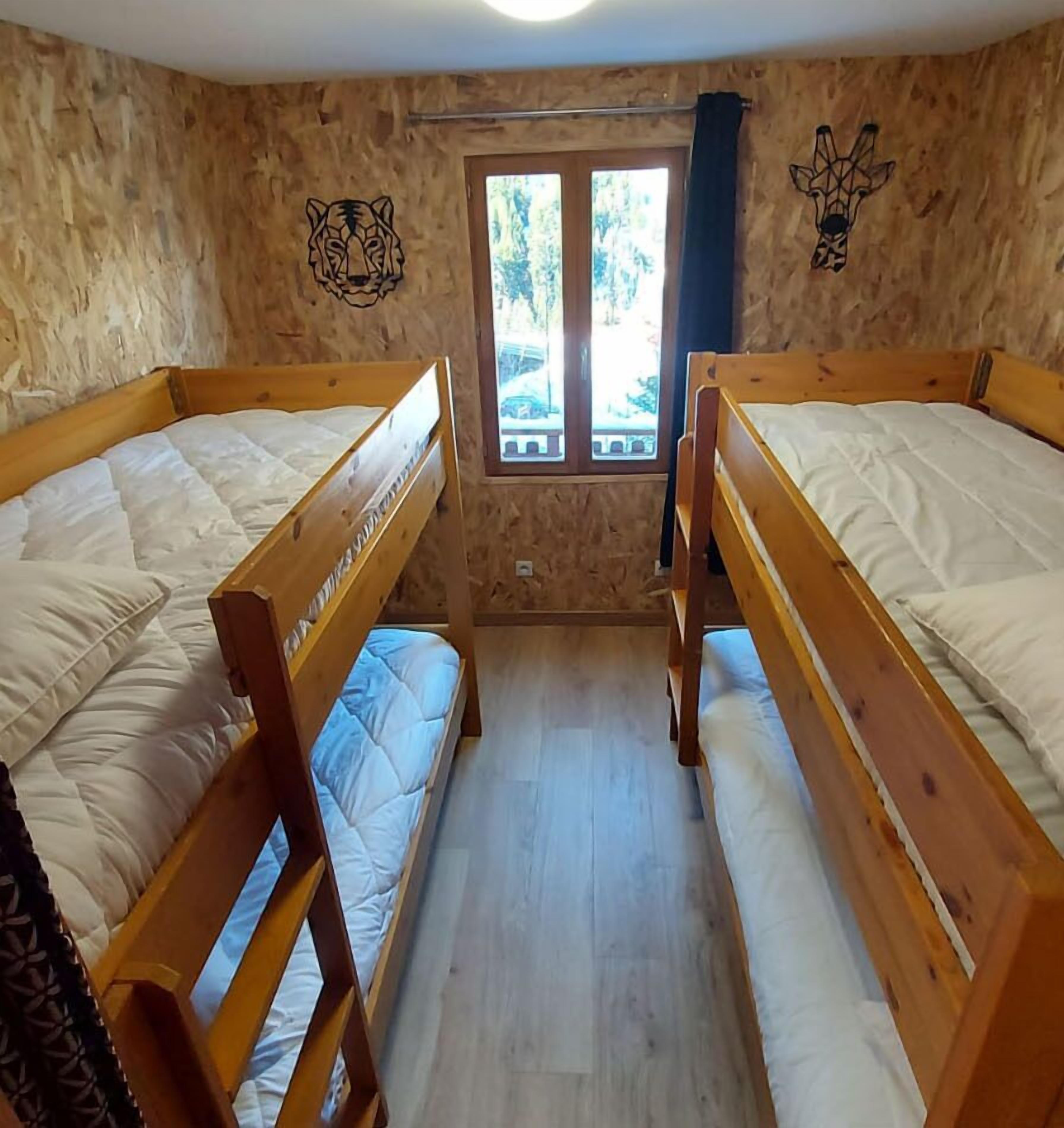 2 chambres, fer et planche à repasser