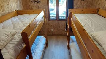 2 chambres, fer et planche Ă repasser