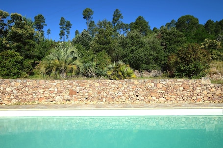 Una piscina al aire libre de temporada