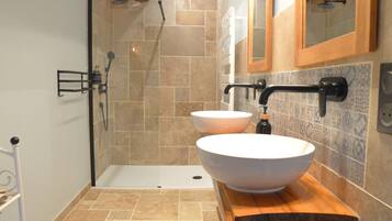 Chambre Quadruple Supérieure, vue montagne (Levant) | Salle de bain | Douche, douche à « effet pluie », articles de toilette gratuits