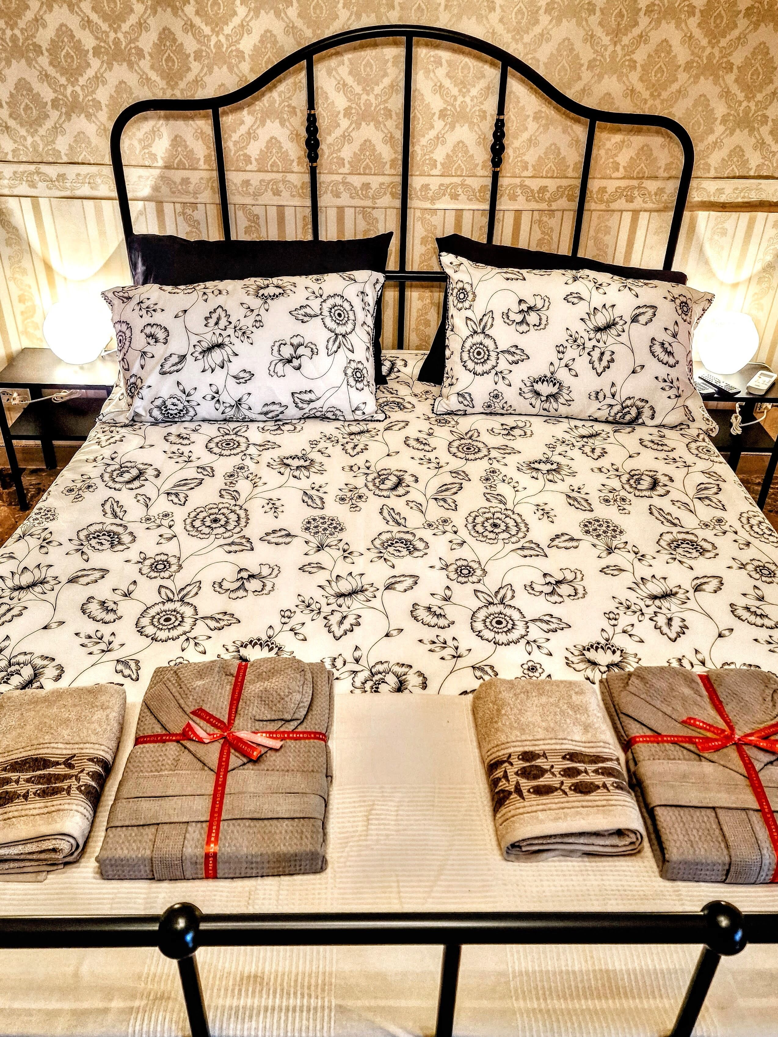 2 Schlafzimmer, Schreibtisch, Bügeleisen/Bügelbrett, Reisekinderbett