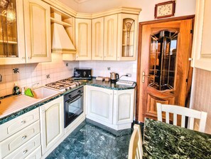 Frigorífico, microondas, placa de cocina y cafetera o tetera