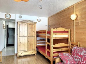 WiFi - 200m from resort center, 12nd floor, view ski slopes, swimming pool, balcony, tv, ski locker, 22m² (Le Corbier)