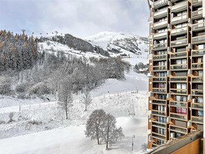 Exterior - 200m from resort center, 12nd floor, view ski slopes, swimming pool, balcony, tv, ski locker, 22m² (Le Corbier)