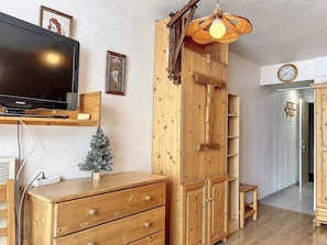 Interior - 200m from resort center, 12nd floor, view ski slopes, swimming pool, balcony, tv, ski locker, 22m² (Le Corbier)