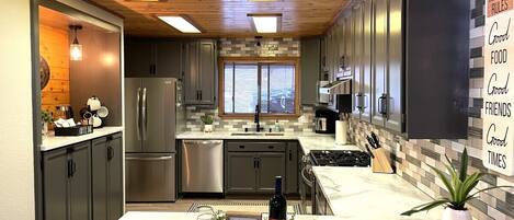 Een koelkast, een magnetron, een oven, een vaatwasser