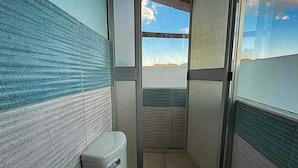 Shower, towels, soap, toilet paper - Casa Suecia  (Cusco)