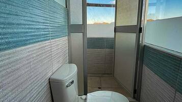 Ducha, toallas, jabón, papel higiénico