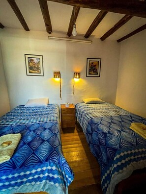 Economy Twin Room | Free WiFi, bed sheets - Casa Suecia (Cusco)