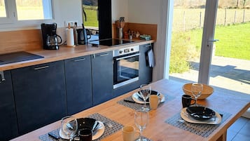 Frigorífico, microondas, horno y placa de cocina