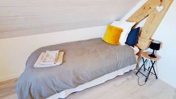 4 slaapkamers, een bureau, een strijkplank/strijkijzer, reisbedje