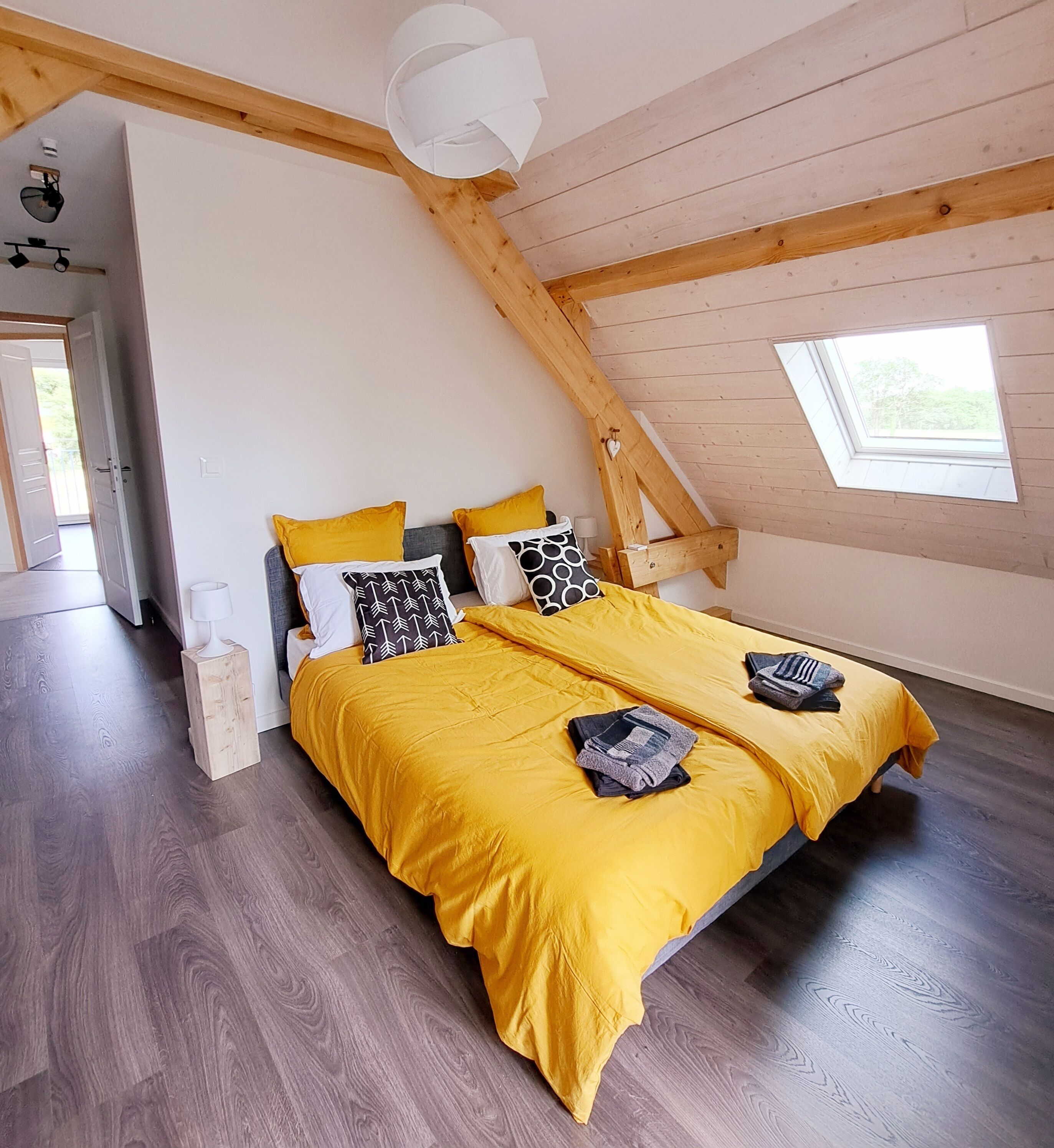 4 chambres, bureau, fer et planche à repasser, lit parapluie