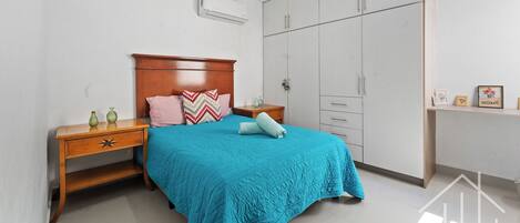 2 bedrooms, desk, iron/ironing board, WiFi