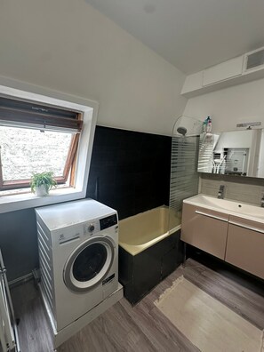 Asciugacapelli, asciugamani, sapone, shampoo