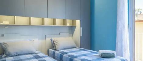 2 chambres, coffres-forts dans les chambres, lit parapluie