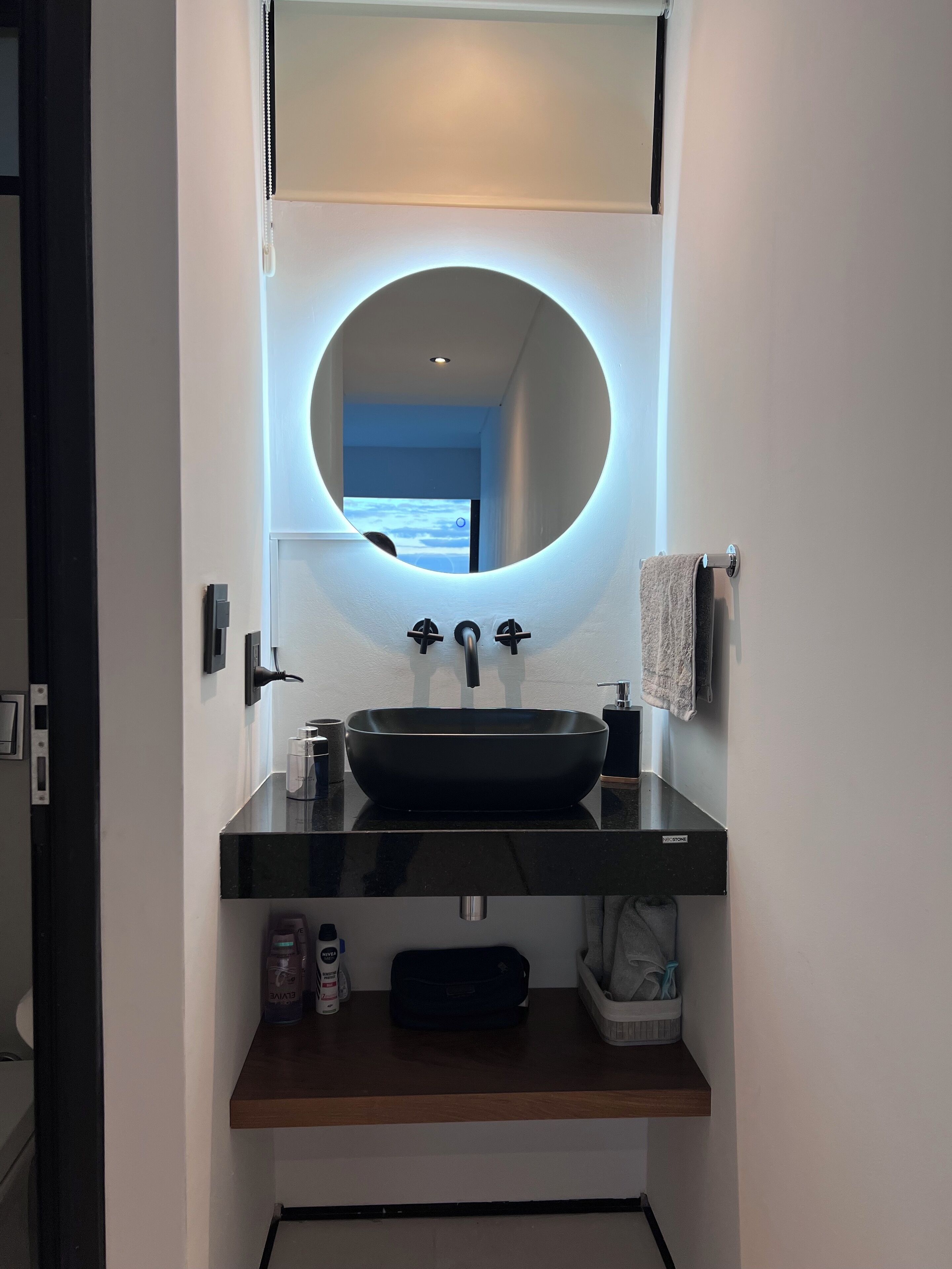 تجهيزات دش، مجففات شعر، مراحيض شطف، مناشف