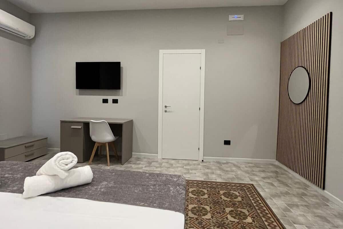 Chambre quadruple Deluxe | Minibar, bureau, espace de travail pour ordinateurs portables