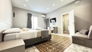 Quarto quádruplo luxo | Camas com colchões de espuma com sistema de memória, frigobar