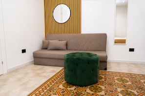 Habitación cuádruple Deluxe | Camas con efecto memoria, minibar y escritorio