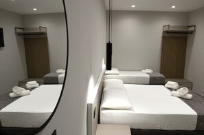 Ducha, secador de pelo, jabón, shampoo