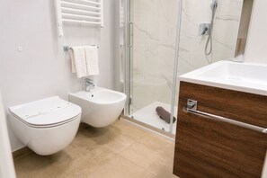 Ducha, secador de pelo, jabón, shampoo