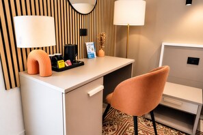 Habitación triple Deluxe | Camas con efecto memoria, minibar y escritorio