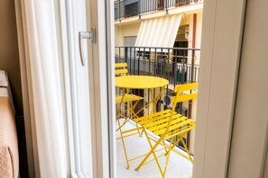 Habitación cuádruple Deluxe | Colchones viscoelásticos, minibar, escritorio