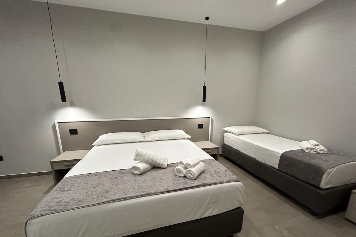 Standard trippelrum - icke-rökare - privat badrum | Memory foam-madrasser, minibar, skrivbord och arbetsyta för laptop