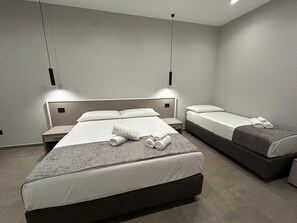 Minibar, escritorio y espacio para trabajar con laptop 