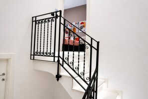 Habitación triple Deluxe | Colchones viscoelásticos, minibar, escritorio