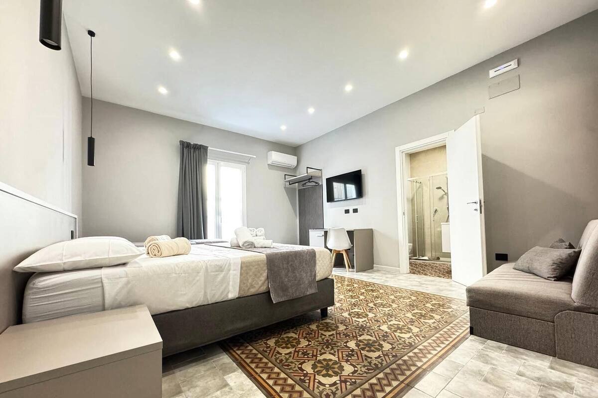 Deluxe fyrbäddsrum | Memory foam-madrasser, minibar, skrivbord och arbetsyta för laptop