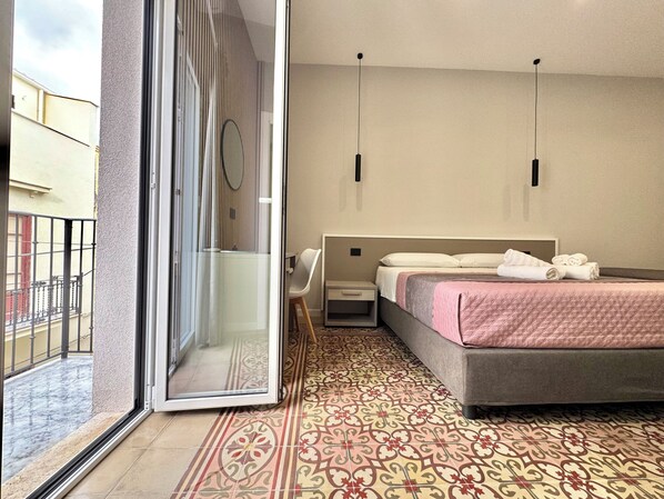 Deluxe trippelrum | Memory foam-madrasser, minibar, skrivbord och arbetsyta för laptop