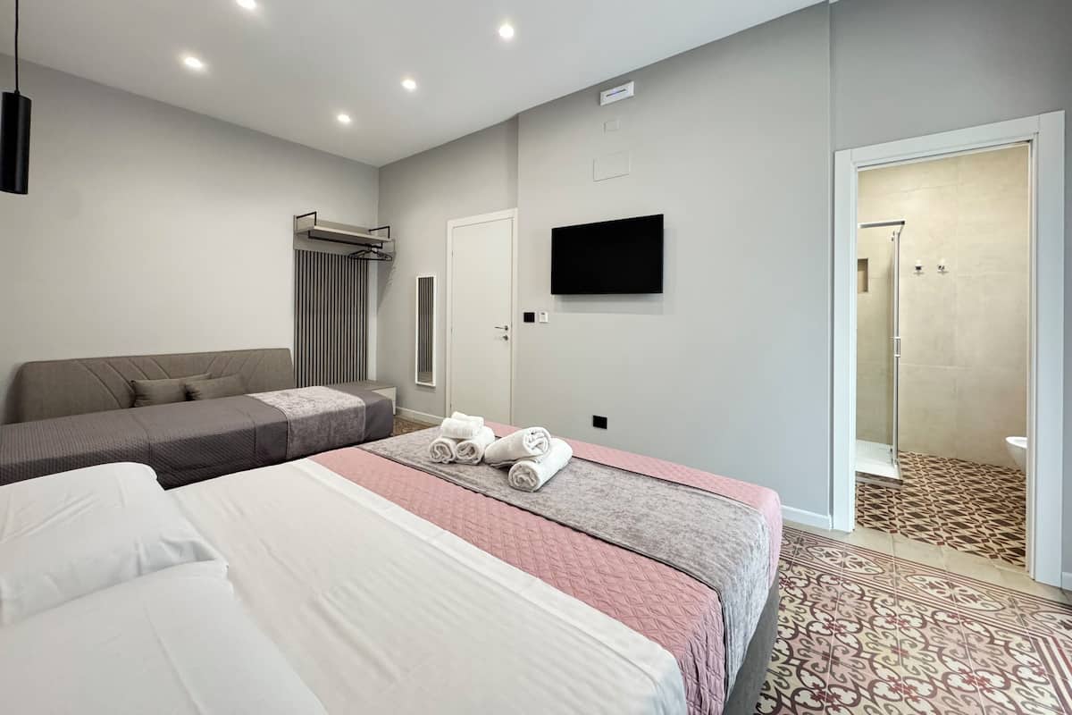 Deluxe trippelrum | Memory foam-madrasser, minibar, skrivbord och arbetsyta för laptop