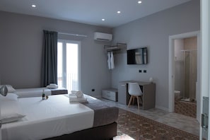 Minibar, bureau, espace de travail pour ordinateur portable