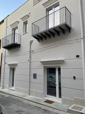 Front of property - Dana Rooms Bed and Breakfast (Castellammare del Golfo)